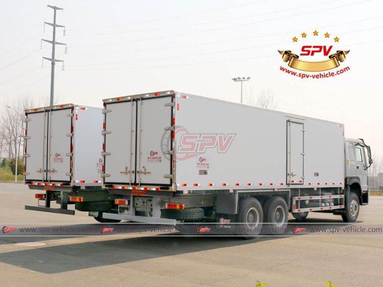 2 Units of Closed Door Trucks Sinotruk - Rear Right Side